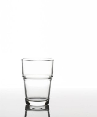 stüdyoda beyaz arka plan üzerinde izole açık boş cam 