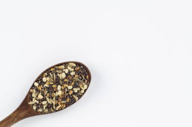 Tahta kaşıküzerine karışık çemen tohumu 