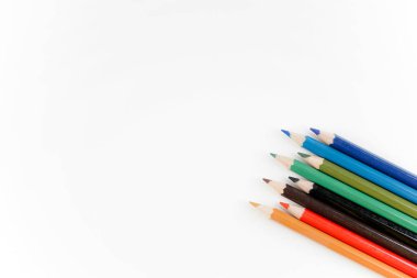 stüdyoda ahşap renkli kalemler 