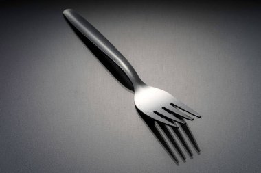 stüdyoda gri yüzeyüzerinde bir çatal 