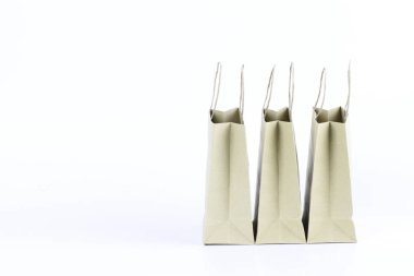 karton alışveriş kağıt torbalar beyaz izole 