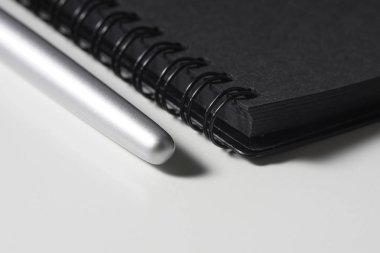siyah kapak kağıt ders kitabı günlüğü ve kalem kısmi görünümü 