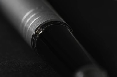 Gümüş kalem ve siyah kitabı kapat