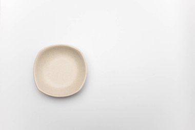 En üstteki masada boş sos tabağı