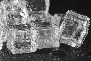 siyah arka plan üzerinde şeffaf Buz Küpleri