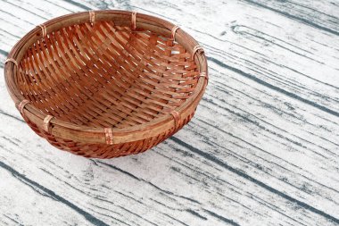 Tahta arka planda hasır sepet