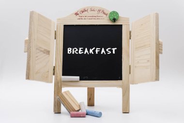 tebeşir ve yazılı metin kahvaltı ile ahşap tahta 