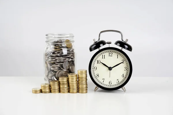 Monedas Dinero Financiero Reloj Despertador Analógico Vintage Con Frasco Vidrio —  Fotos de Stock