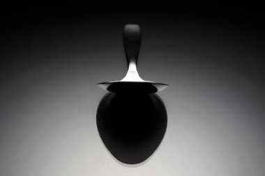 Gri yüzeyde gümüş kaşık