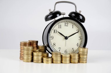 altın para sikke ve analog vintage çalar saat 