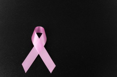 siyah arka plan üzerinde pembe aids şerit 