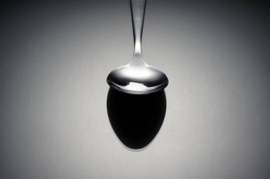 Gri yüzeyde gümüş kaşık