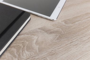 Tablet bilgisayarı ahşap masada.