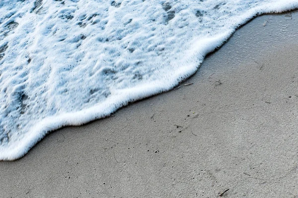 Béžová Písečná Pláž Modré Vodní Vlny Pěnou — Stock fotografie