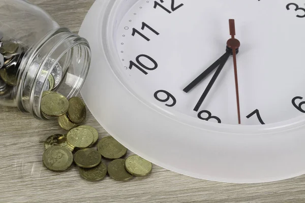 Tiempo Concepto Dinero Coins Out Jar —  Fotos de Stock