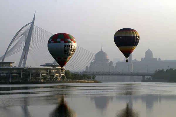 Putrajaya Malaysia March 2017 Two Hot Air Balloons Crossing Lake — Stockfoto