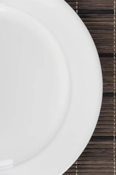 Λευκό Πιάτο Πάνω Από Την Ξύλινη Επιφάνεια Χαλιών — Φωτογραφία Αρχείου