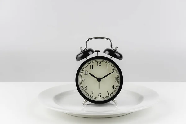 Vintage Alarm Clock Sur Plaque Blanche — Photo