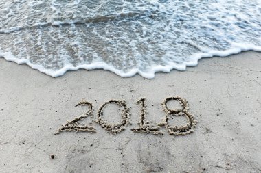 bej kumlu plaj ve mavi su dalgaları, 2018 