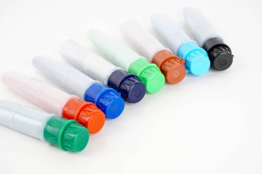 keçe ucu kalemler stüdyoda beyaz izole, renkli boya kalemler 