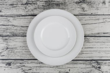 Ahşap masanın üzerinde boş bir tabak. 