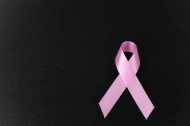 siyah arka plan üzerinde pembe aids şerit 