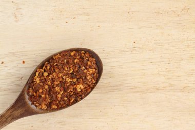 tahta kaşık kırmızı baharatlı baharat 