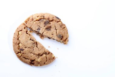 Beyaz arka planda kırık çikolatalı kurabiye