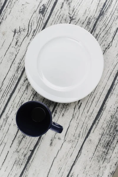 Tasse Bleue Vide Plaque Blanche Sur Surface Bois Vue Haut — Photo