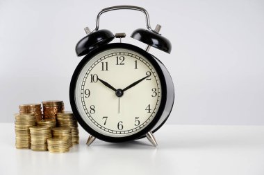altın para sikke ve analog vintage çalar saat 