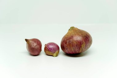 beyaz zemin üzerine kırmızı soğan