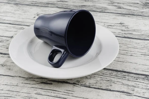 테이블에 커피와 접시의 어두운 — 스톡 사진