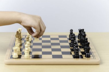 Oyun için satranç figürleri olan profesyonel satranç tahtası, çocuk oyunu 