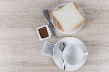 Kahvaltıda reçelli ekmek ve ekmek kızartması.