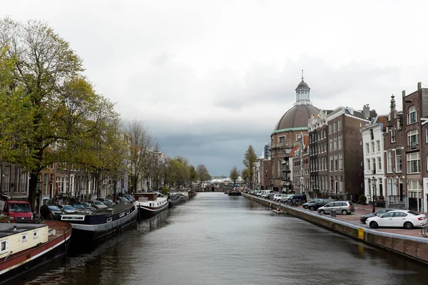 Amsterdam Países Bajos Noviembre 2017 Canal Ámsterdam Holanda Con Barcos — Foto de Stock