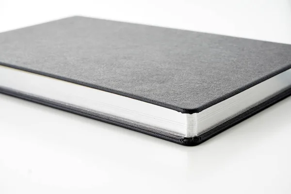 Capa Preta Papel Livro Didático Diário Superfície Branca Estúdio — Fotografia de Stock