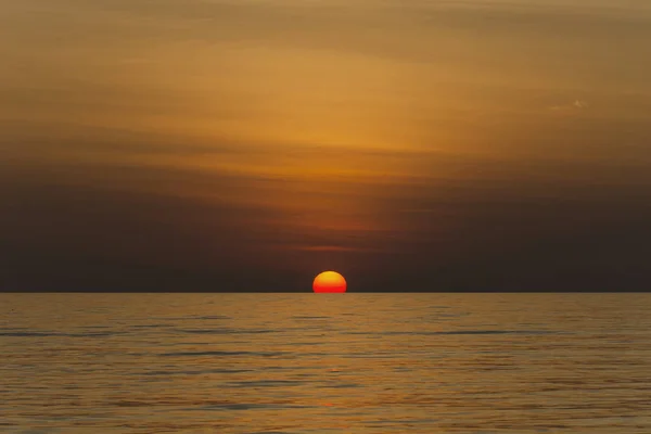 Denizin Üzerinde Güzel Bir Gün Batımı Gökyüzünde Kızıl Güneş — Stok fotoğraf