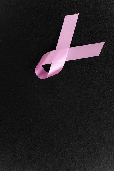 黒の背景にピンクの補助リボン — ストック写真