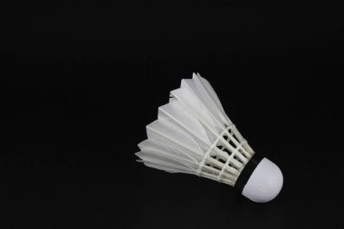 Badminton uzay mekiği siyah arkaplan üzerinde, stüdyo çekimi, kopyalama alanı