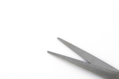 beyaz arka plan ve makas bıçağıkısmi görünümü