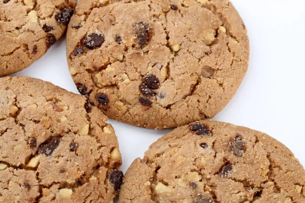 Beyaz arka plan üzerinde yuvarlak çikolata kurabiye