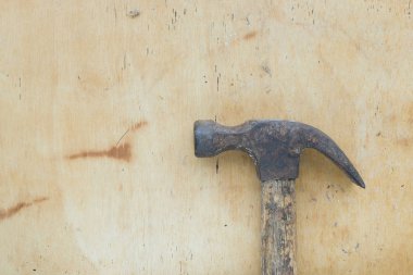 Ahşap arka planda bakım için paslı Hummer