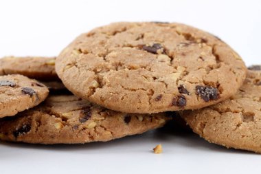 Beyaz arka plan üzerinde yuvarlak çikolata kurabiye