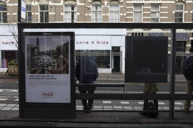 Amsterdam, Hollanda - 19 Kasım 2017: Yerel halk ve turistler otobüs bekliyor