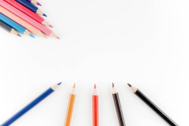 stüdyoda ahşap renkli kalemler 