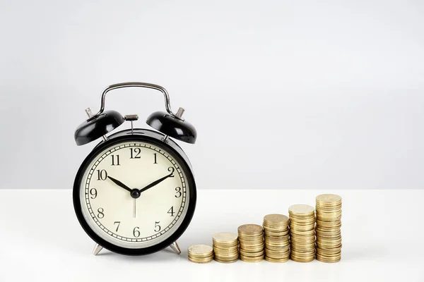 金融マネーコインとアナログヴィンテージ目覚まし時計 — ストック写真
