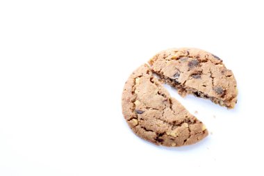 Beyaz arka planda kırık çikolatalı kurabiye