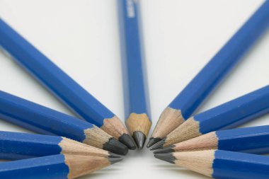 beyaz arkaplan üzerinde kullanılan kalemlerin kalınlığı üzerine seçici odak