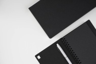 kağıt ders kitabı günlüğü ve kalem ile işyeri tablo 