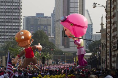 Balonlu mutlu genç kadın